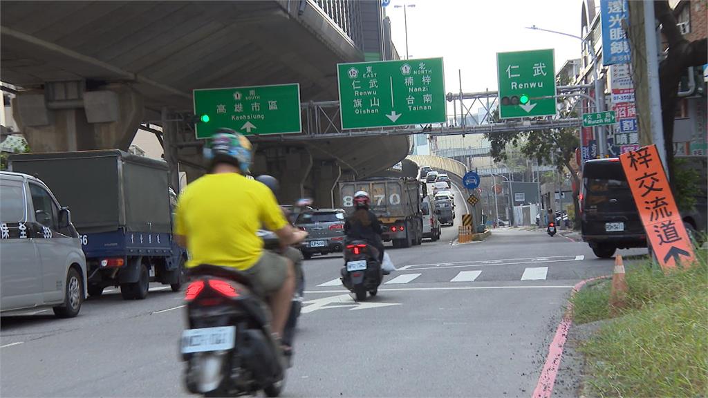 互爭上國道！轎車遭砂石車撞上　車身歪斜被推著走