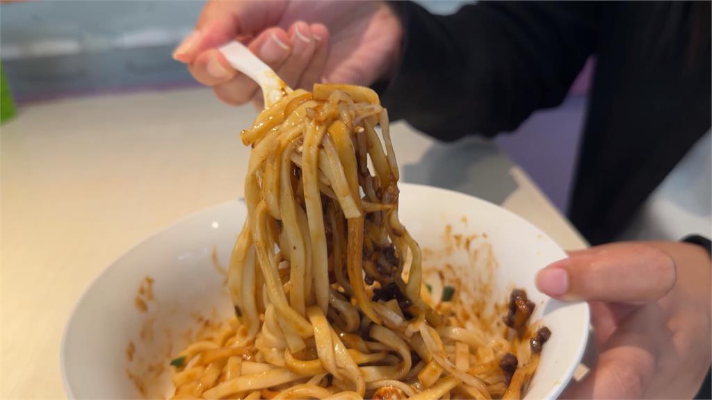 暗黑料理！超商開賣「維力炸醬巧克力拌麵」　民眾實測：好甜