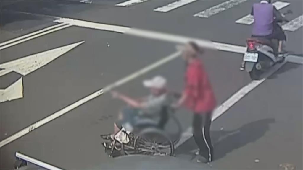 拿命當玩笑？　女推輪椅長者逆走上快車道