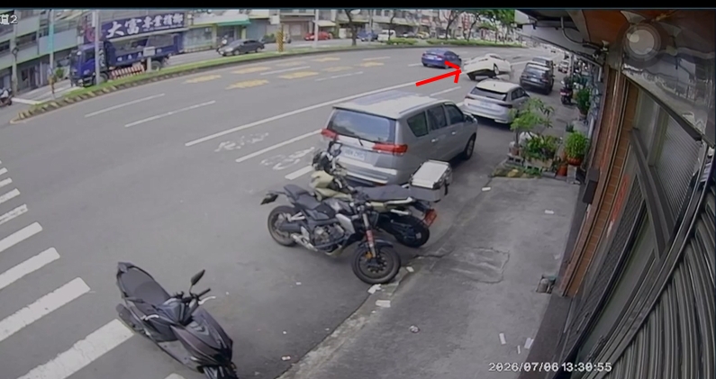 轎車如砲彈猛撞路邊三車　駕駛涉嫌肇逃遭警逮神情超恍惚