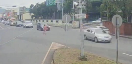 移動式路霸! 宜蘭羅東婦人衝進車陣中釀大塞車