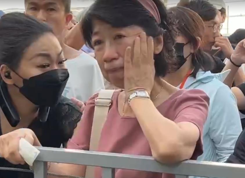 快新聞／陳佩琪哭了！「小草」聚北院外大喊「柯文哲平安健康」　畫面曝光　