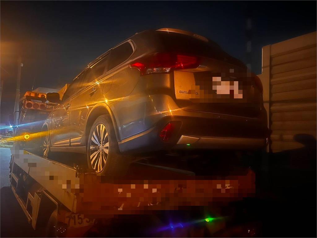 驚險!國道一號「表演特技」? 駕駛身體不適開上護欄飛簷走壁