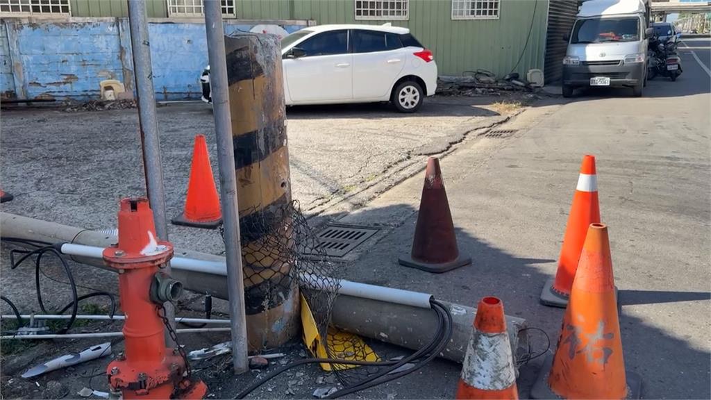 彰化砂石車「遮沙網」勾電線 扯斷電桿橫倒路中