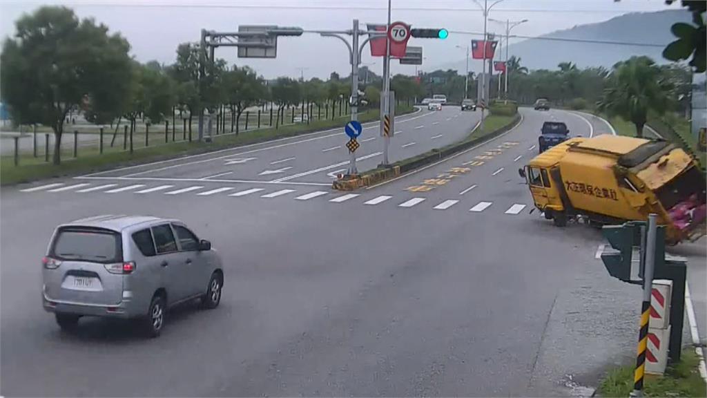 花蓮清運車突爆胎 過彎失控翻覆駕駛自行脫困