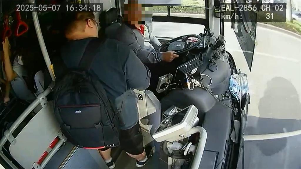 疑搭車人潮多!公車駕駛怒吼還「拿手機講電話」 客運業者回應了