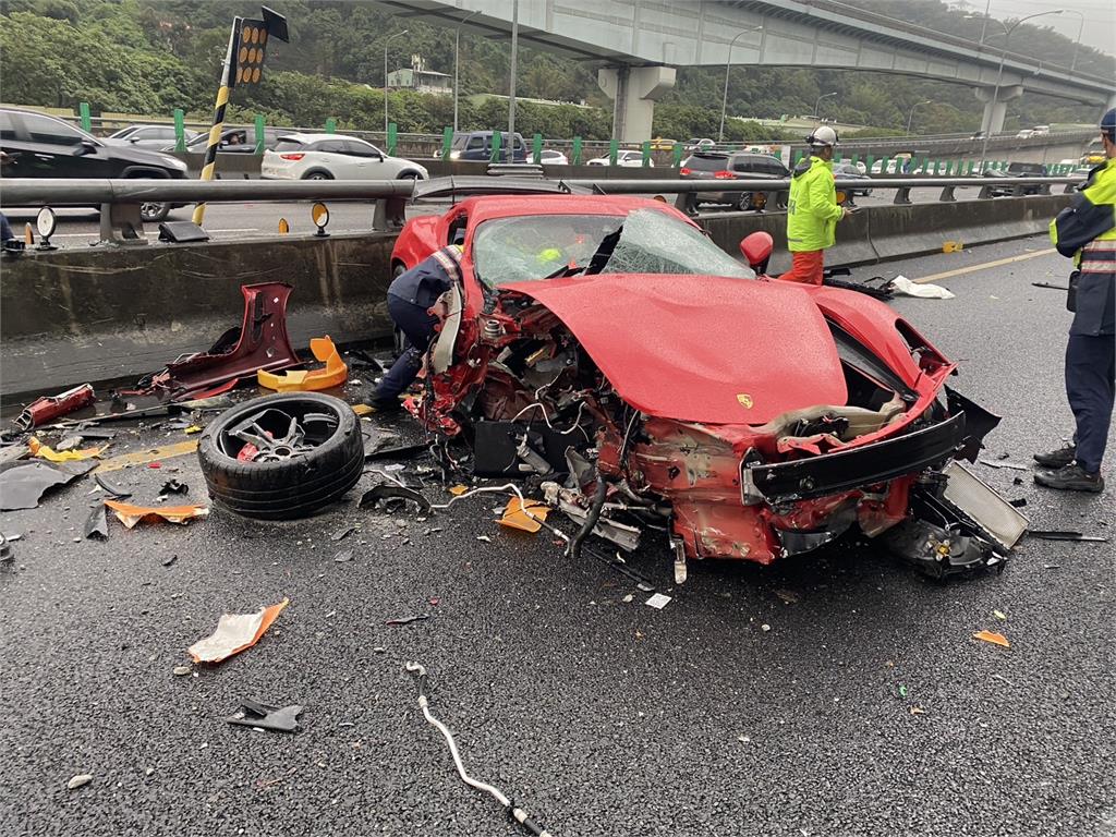 快新聞／最新！國1泰山轉接道保時捷自撞　車頭全毀、駕駛噴飛車外