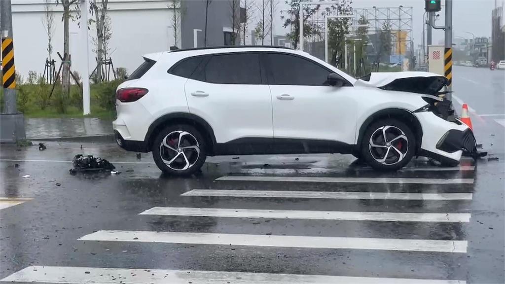 暴雨2車對撞! 救護車撞進接待中心、轎車翻一圈共3傷