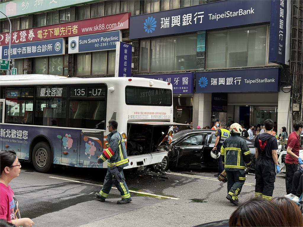 快新聞/最新!再傳暴衝事故 北市重慶南路「轎車疑突失控撞上公車」