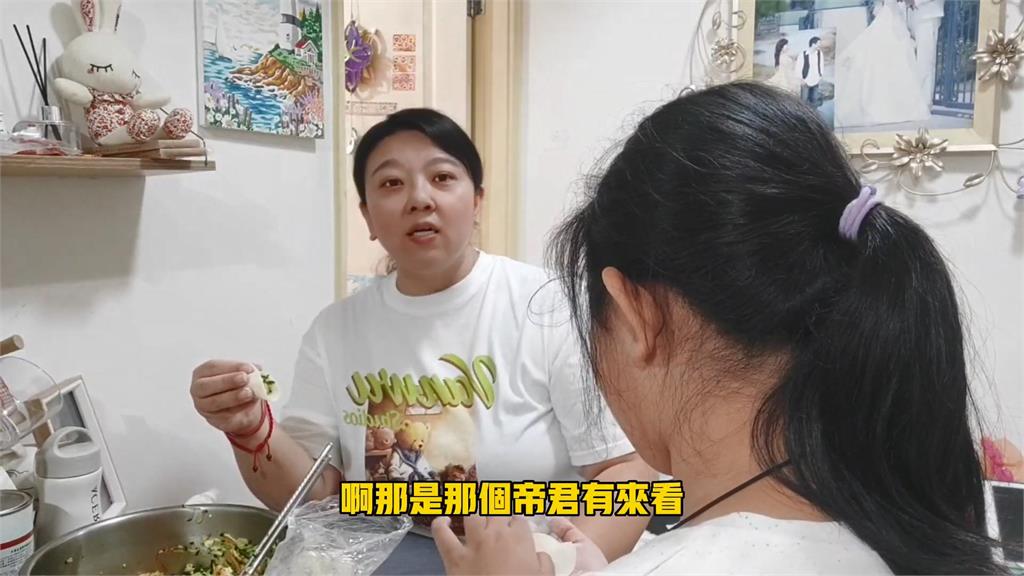 神奇經歷!中國人妻替女兒拜神做義父 下秒聞到香味他笑喊:帝君顯靈