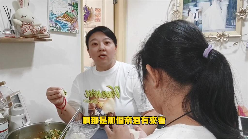 神奇經歷！中國人妻替女兒拜神做義父　下秒聞到香味他笑喊：帝君顯靈