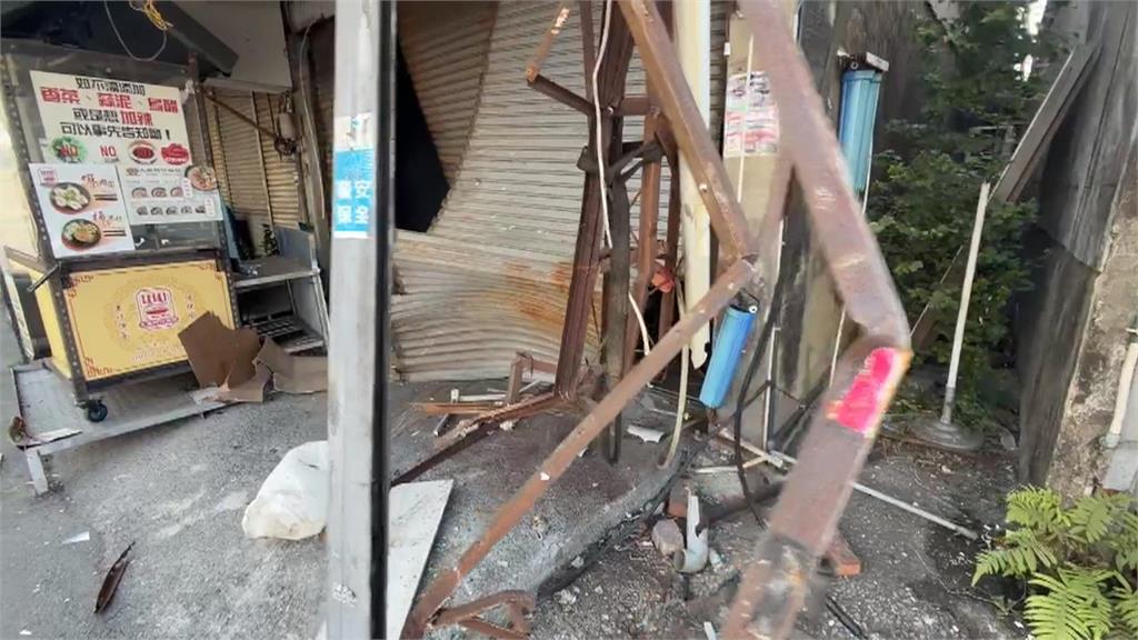 砰! 台南女疑"闖紅燈"擦撞騎士 再失控暴衝撞路邊攤