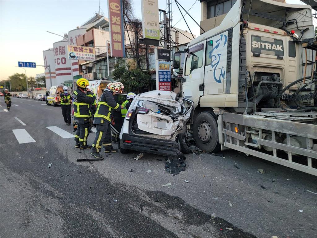 彰化曳引車噴濺土石釀禍　台中混凝土車路口碰碰車