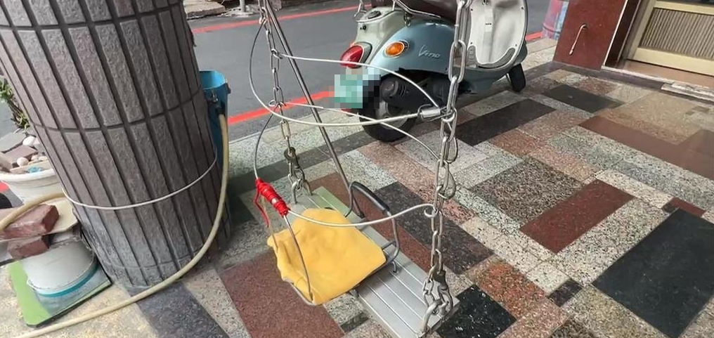 台南阿公自製盪鞦韆　孫女坐馬路邊玩耍險象環生