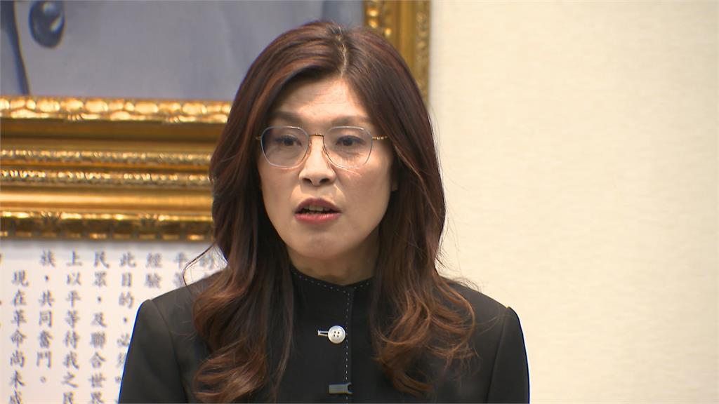 穿中山裝祝賴總統出訪順利　鄭麗文：麗文可以等你回來