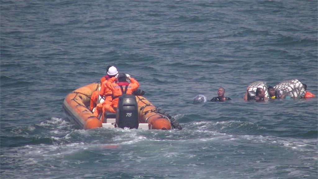 高雄小港鳳鼻頭外海漁船失火 船上11人驚險棄船逃生