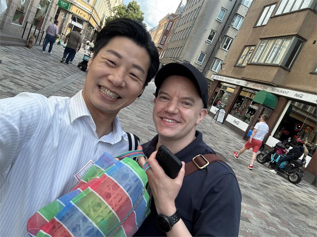芬蘭街頭大叔「手提台灣阿嬤菜籃」竟是林昶佐！49歲真面目「冒出白髮」預告1大事