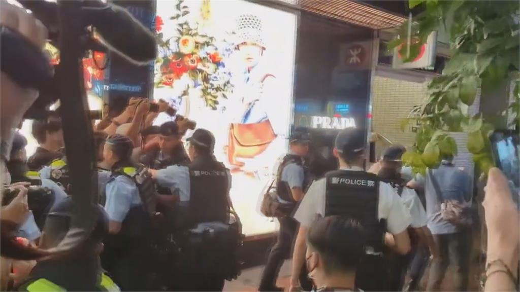 連白紙都沒拿！香港藝術家朝空氣比劃「8964」　下秒被警包圍逮捕