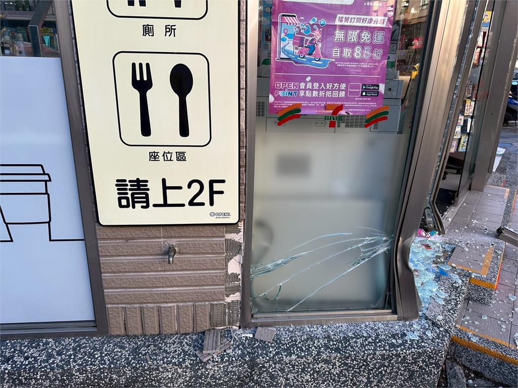 疑停車不慎！宜蘭轎車突撞進超商　玻璃門全碎、幸無人傷亡