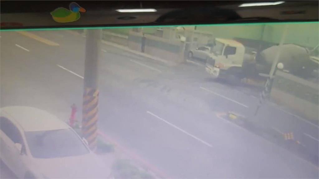 水泥預拌車與槽車碰撞 路過民眾「卡車頭與車身間」躲過一劫