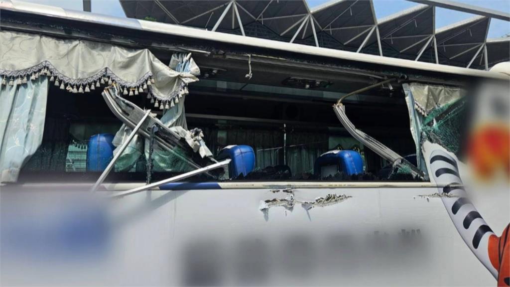 悚！曳引車裝載懸臂大型機具　轉彎沒抓準距離撞客運