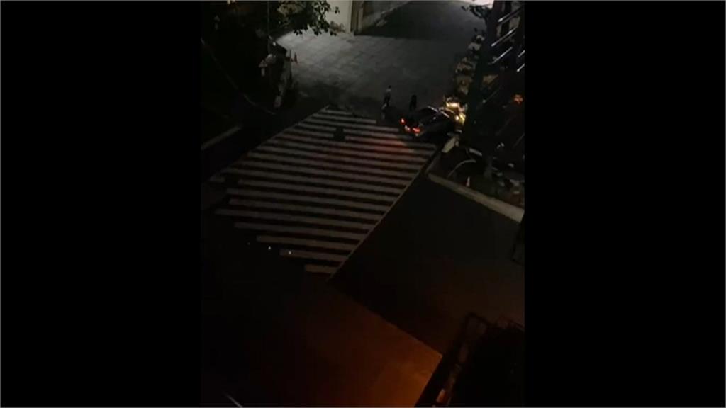 警專大隊長倒車不慎撞石墩 20多學生到場合力抬車