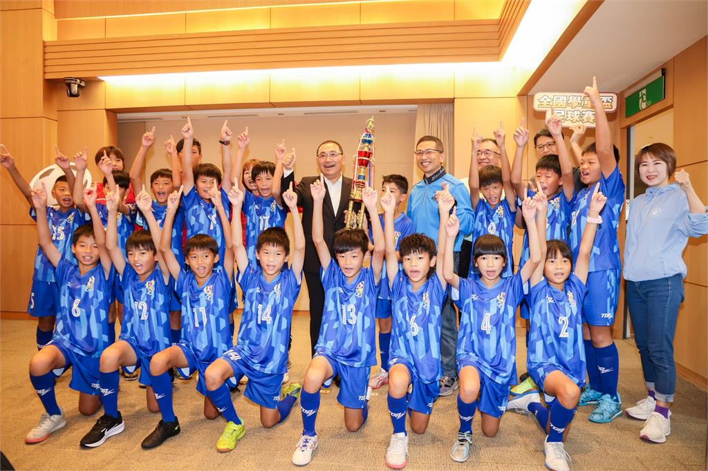 快新聞/厲害!蘆洲國小男足隊勇奪第4座全國冠軍 新北市府贈發20萬
