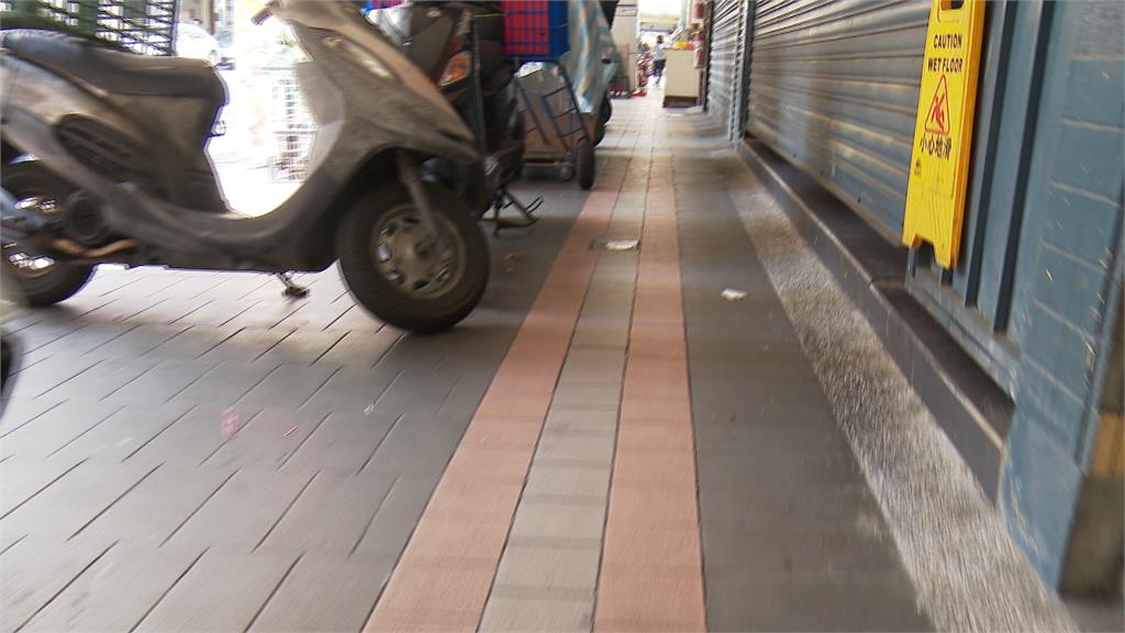 騎樓停滿機車通行卡卡 身障者推倒機車外加檢舉