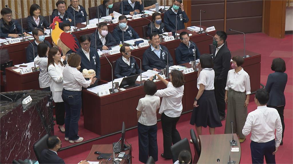 台積電高雄廠改為先進製程 藍營送陳其邁「金雞母」盼下蛋
