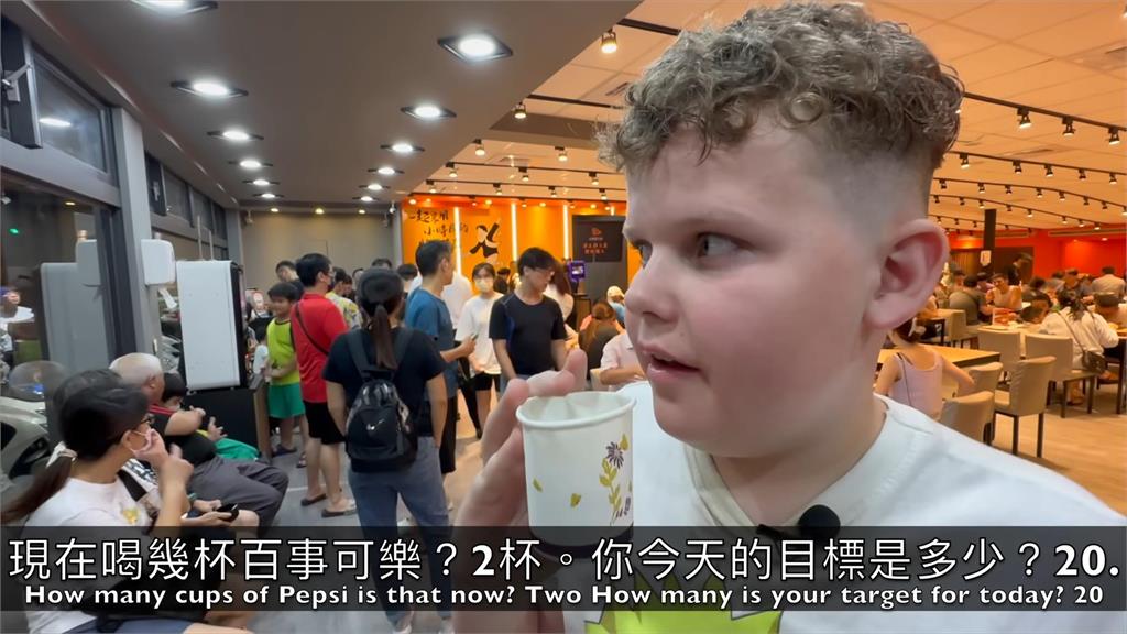英國小孩時隔7年回台灣體驗「道地牛排館」 驚問:汽水是喝到飽的嗎