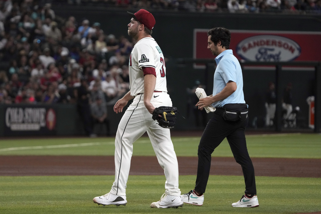 MLB(影)/「我手肘完了」 響尾蛇賽揚王牌傷退將接受MRI檢查