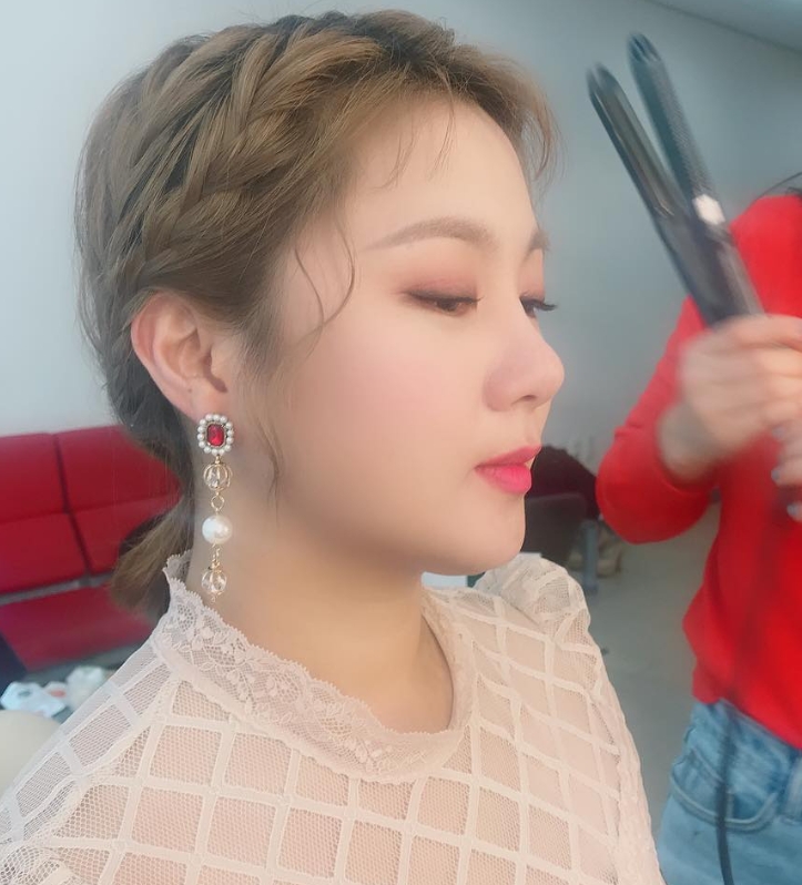 女星後座「親熱男友」爽到猛踢椅座！經紀人開車「逼看車內連結」控訴險出車禍