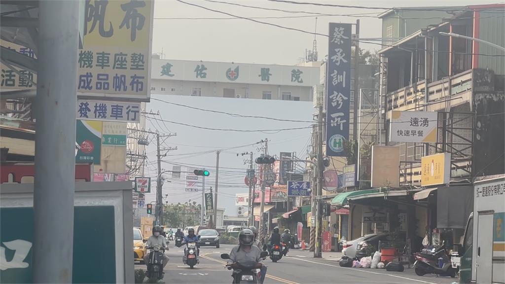 高雄驚見奇景"醫院飄半空" 真相曝光是防水漆色與天空結合