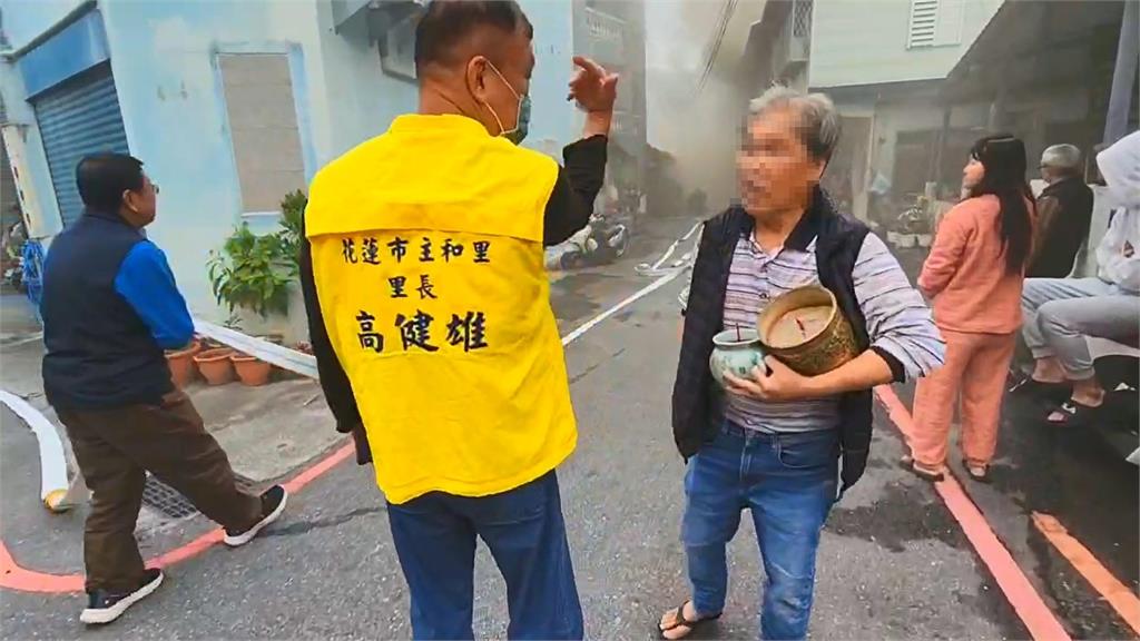 最新／花蓮民起火！民眾抱瓦斯桶、神像逃生　濃煙竄天嚇人畫面曝