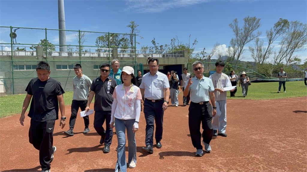 楊柳重創台東體中棒球場　陳瑩.莊瑞雄偕體育署長會勘 
