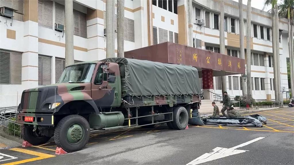 山陀兒步步進逼!國軍進駐宜蘭預防性支援 兩棲裝甲車抵達蘇澳鎮公所