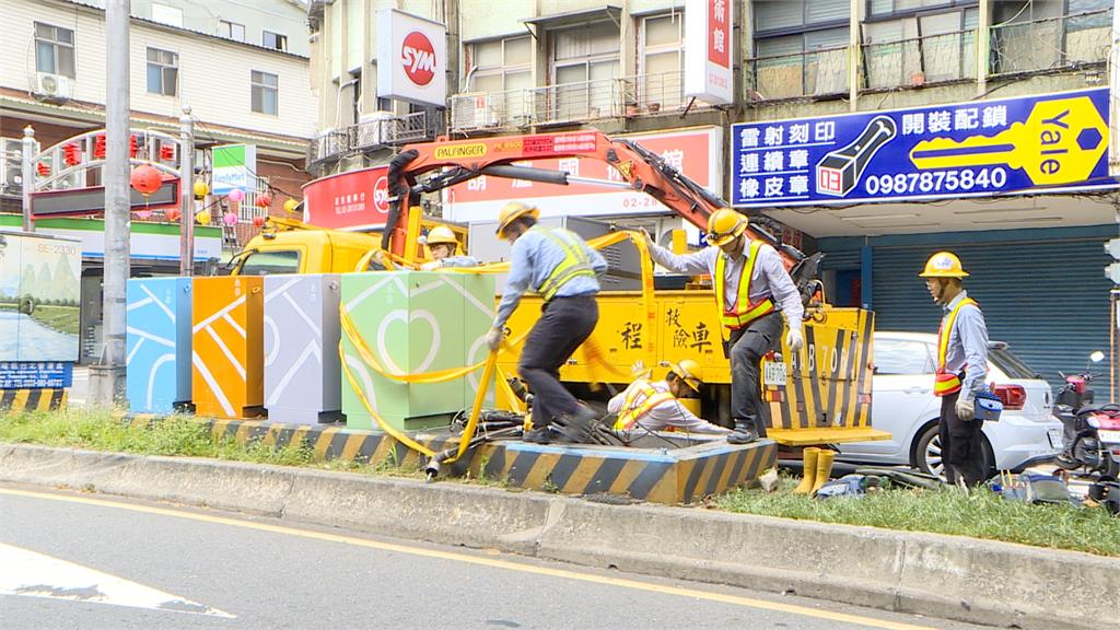 小貨車衝分隔島「撞飛變電箱」　釀北市１９１戶大停電台電搶修