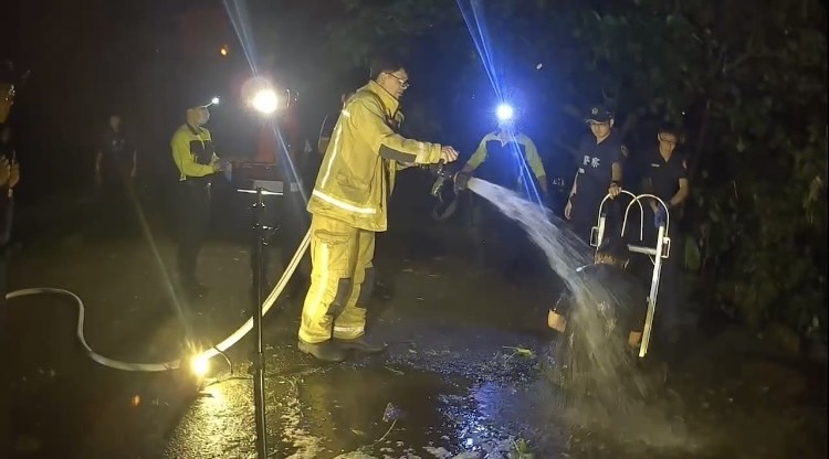 快新聞/逃往化糞池!通緝犯躲避警方跳入坑洞 畫面曝光