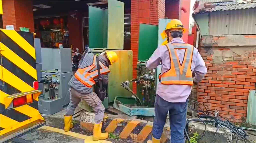 轎車疑疲勞駕駛自撞變電箱　台南６７住戶一度無電可用