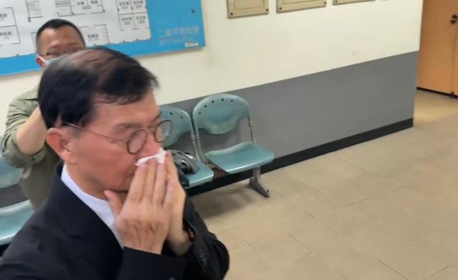 快新聞/與陳珮琪共同現身高雄殯儀館 彭振聲抵靈堂後忍不住再次淚崩