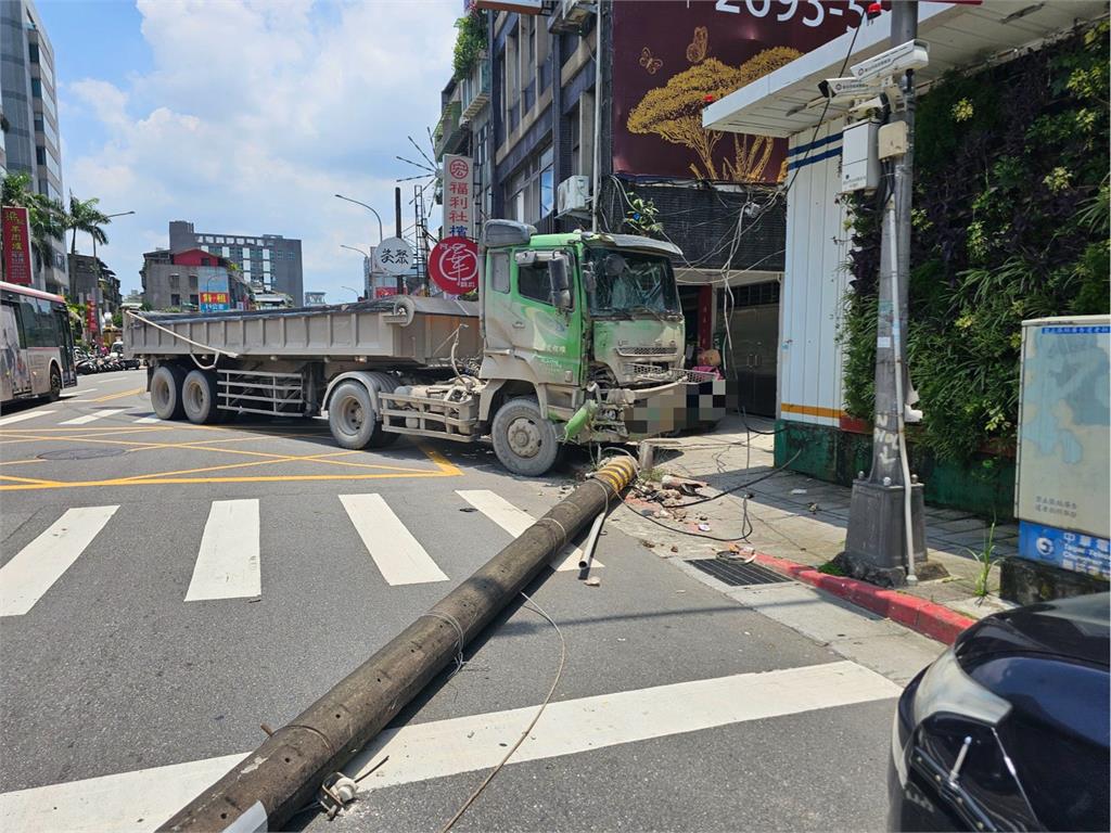 最新／北市南港車禍！大貨車猛撞電線桿　撞倒畫面驚悚曝光