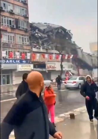 快新聞／土耳其7.8強震！　民眾錄下多棟建築物倒塌畫面震懾