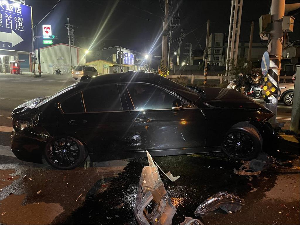 台中重機騎士撞護欄墜橋亡 彰化追撞事故前車孕婦受傷