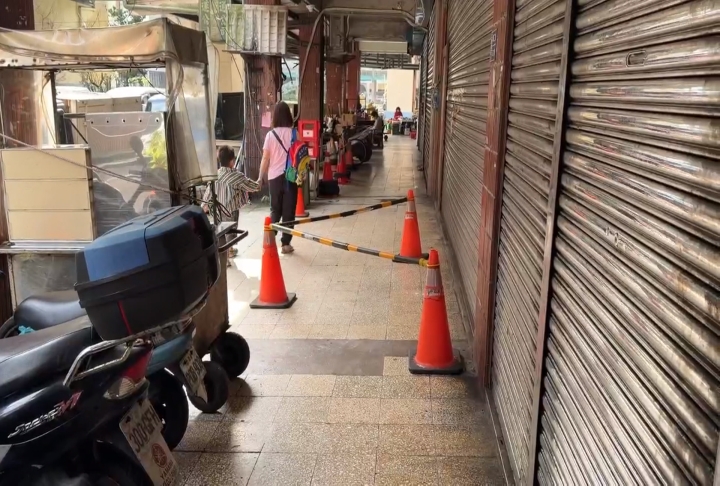 基隆潮濕多雨釀禍？  騎樓天花板突掉落 水泥塊灑一地