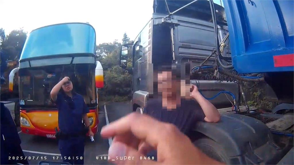 扯！大貨車未掛車牌又違停　拒檢逃逸　一路狂飆吞１０罰單、罰鍰超過２５萬元
