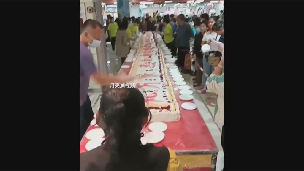 超市周年慶活動變調！中國長輩狂奔搶免費蛋糕　滿桌殘骸畫面曝光