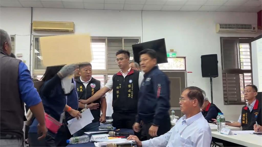 張峻開踹讓「傅崐萁傻眼定格」！沈柏洋聲援喊：他才是賣花蓮的現行犯