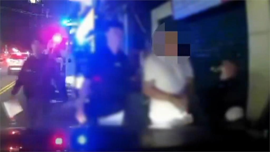 新北板橋男無照上路拒檢！　８警包圍「破窗逮人」