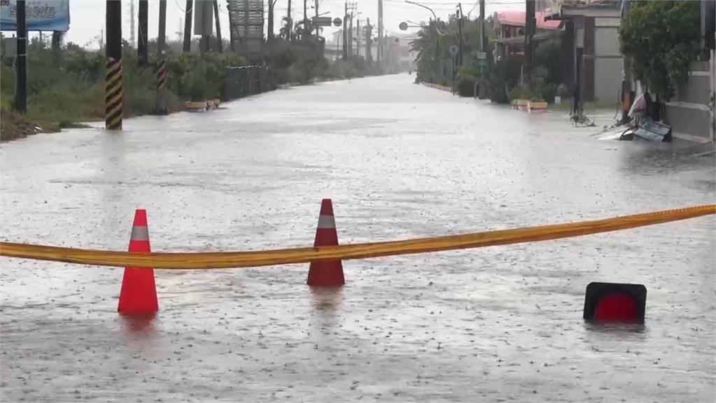 快新聞／屏東一夜變汪洋！積水淹腳踝、道路封閉　暴雨狂灌畫面曝光
