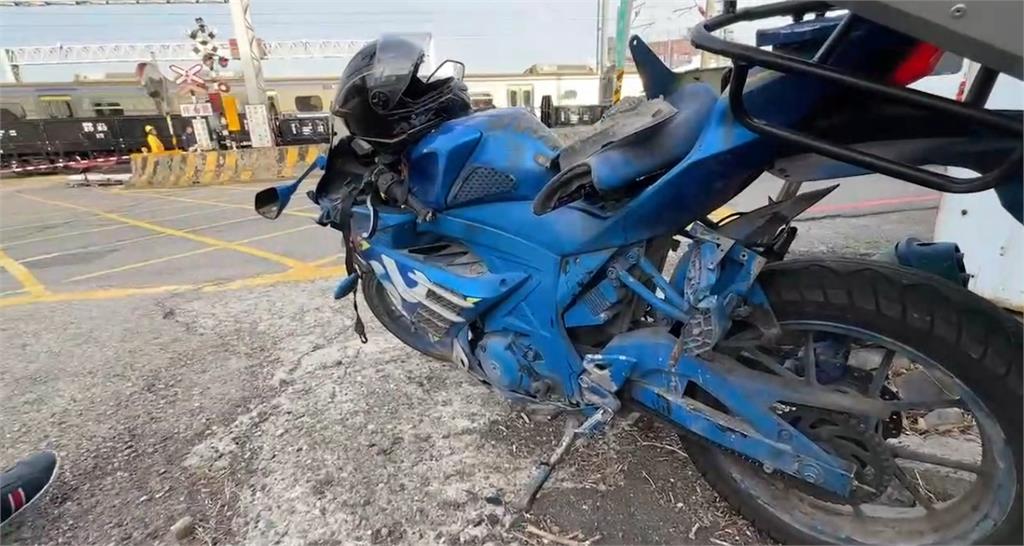 疑闖平交道遭列車撞騎士喪命 影響8列次延誤137分鐘